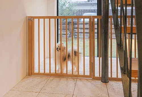 階段下に設けられた小型犬用スペース。