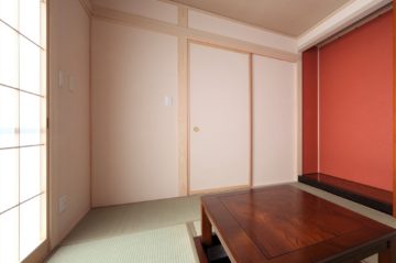 吹き抜けから光を取り込む個性的な平屋