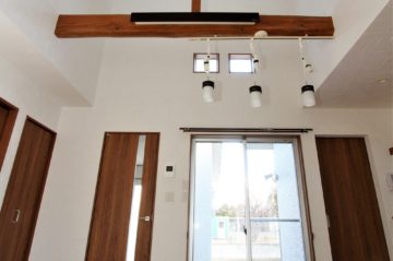 吹き抜けから光を取り込む個性的な平屋
