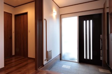 吹き抜けから光を取り込む個性的な平屋