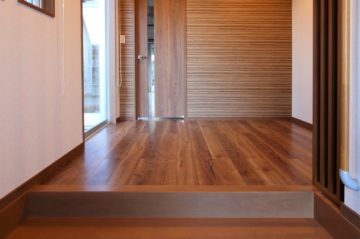 吹き抜けから光を取り込む個性的な平屋