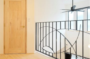 吹き抜けから風の通る、カッコイイ無添加住宅