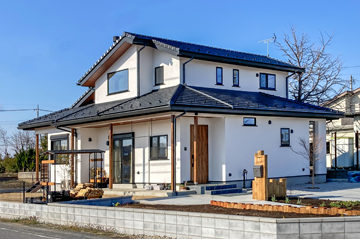 「薪ストーブ×土間リビング」ヴィンテージライクなしっくいの家